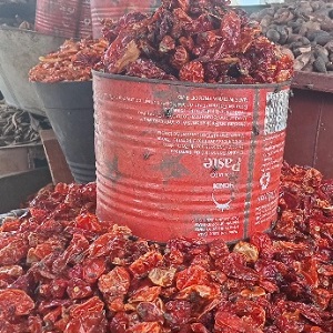 PIMENTS SECS EN BOITE DE TOMATE